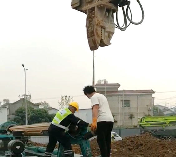 黄兴镇某工地旋挖钻机更换提引器